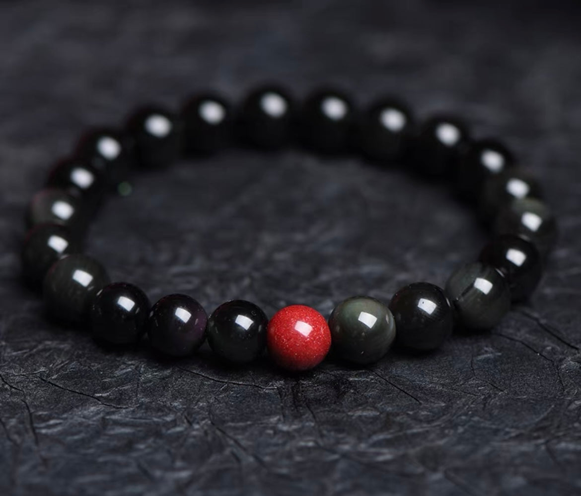 Ce bracelet est en obsidienne noire. L'obsidienne noire est un bouclier  contre les énergies négatives.